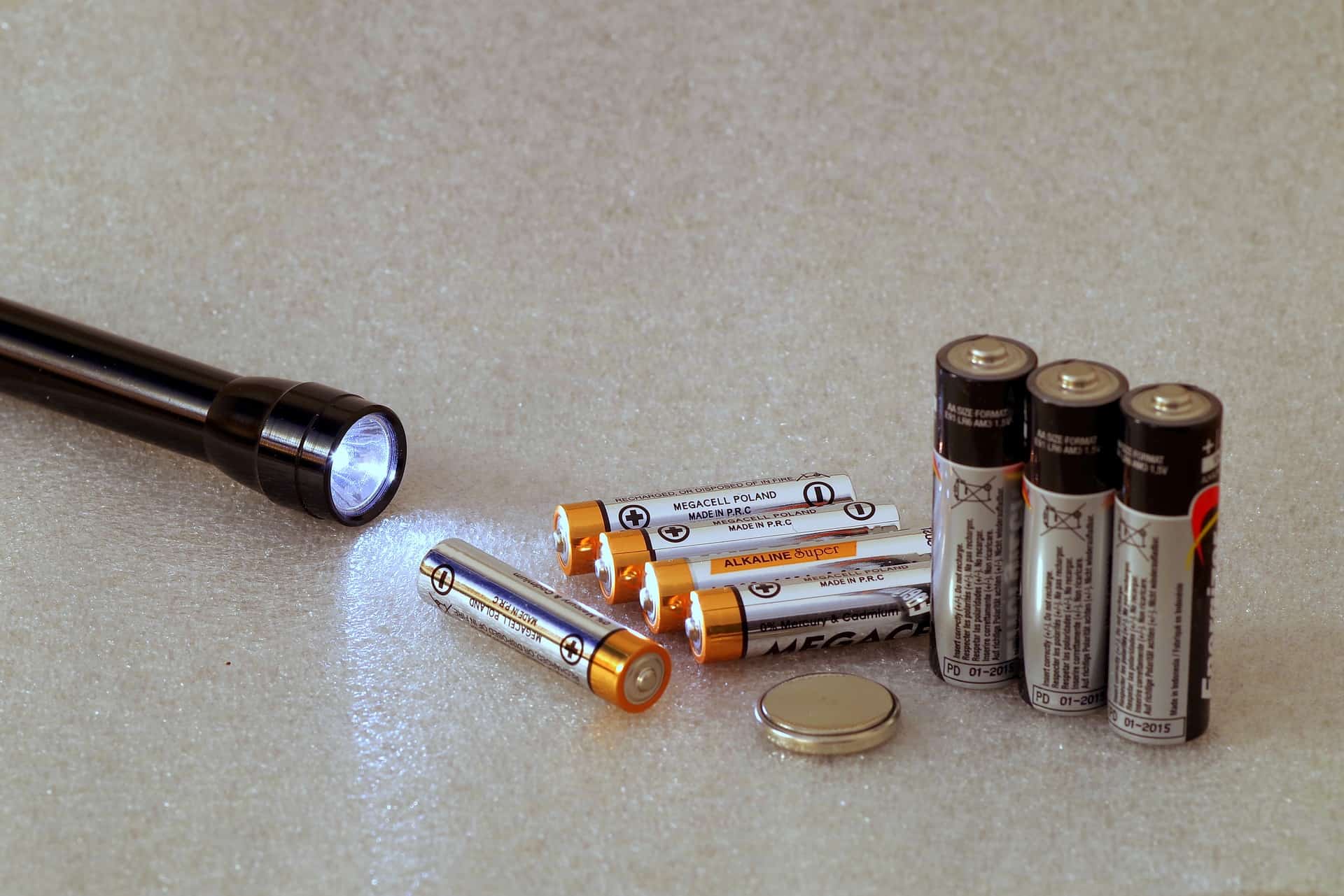 Family Survival Kit - Includes multiple Flashlights and replacement batteries