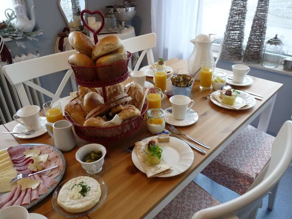 If you are entertaining family and friends for the holidays you'll need breakfast and brunch ideas. Get time-saving Christmas breakfast and brunch ideas and recipes to help you feed your guest during the holidays. #breakfast #brunch #holidayrecipes #christmasbreakfast #christmasbrunch #HWS @healthywealthyskinny