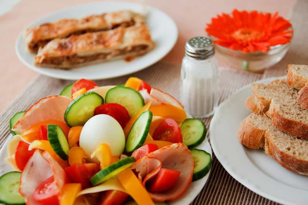 If you are entertaining family and friends for the holidays you'll need breakfast and brunch ideas. Get time-saving Christmas breakfast and brunch ideas and recipes to help you feed your guest during the holidays. #breakfast #brunch #holidayrecipes #christmasbreakfast #christmasbrunch #HWS @healthywealthyskinny