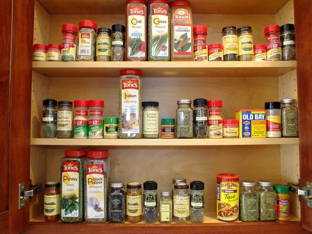 A good way to motivate yourself to cook more healthy meals at home is by keeping your kitchen stocked with the essentials. Learn the healthy pantry staples you should always have in your kitchen. #pantrystaples #healthyeating #healthyeatingessentials #cleaneating #HWS #healthywealthyskinny