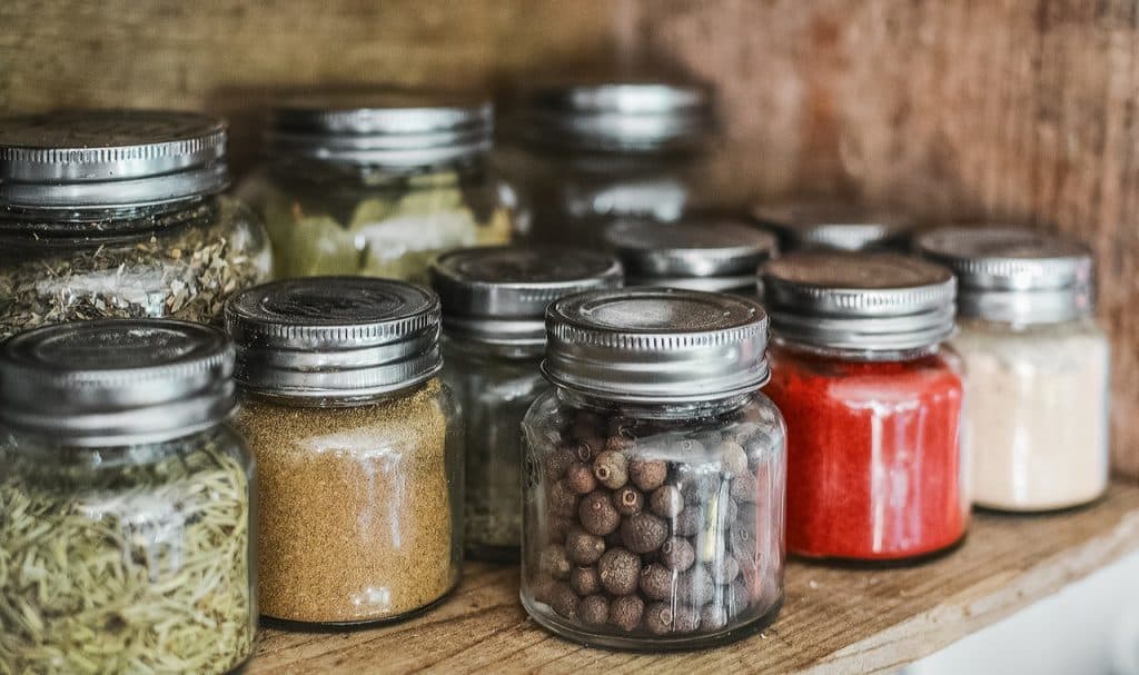 A good way to motivate yourself to cook more healthy meals at home is by keeping your kitchen stocked with the essentials.  Learn the healthy pantry staples you should always have in your kitchen. #pantrystaples #healthyeating #healthyeatingessentials #cleaneating #HWS #healthywealthyskinny