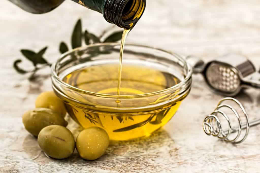 A good way to motivate yourself to cook more healthy meals at home is by keeping your kitchen stocked with the essentials. Learn the healthy pantry staples you should always have in your kitchen. #pantrystaples #healthyeating #healthyeatingessentials #cleaneating #HWS #healthywealthyskinny