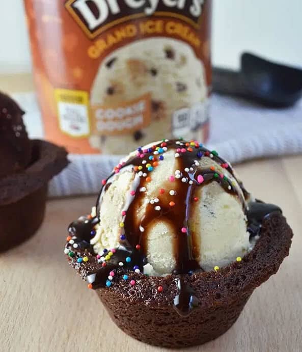 Brownie Bowl Sundaes by Today's Mama | Super Bowl Party Food Ideas for your next super bowl party. Get Super Bowl recipes for appetizers, main dishes, chicken wings, drinks and cocktails. Find party food recipes to make your football party a crowd favorite. #superbowl #partyfood #partyrecipes #foodanddrink #superbowlparty #HWS #healthywealthyskinny