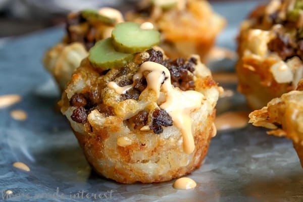 Cheeseburger Tots by Home Made Interest | Super Bowl Party Food Ideas for your next super bowl party. Get Super Bowl recipes for appetizers, main dishes, chicken wings, drinks and cocktails. Find party food recipes to make your football party a crowd favorite. #superbowl #partyfood #partyrecipes #foodanddrink #superbowlparty #HWS #healthywealthyskinny