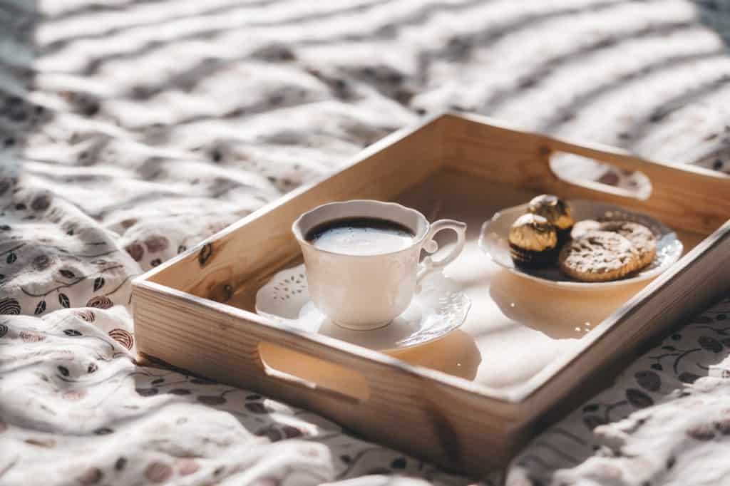 Valentine's Day dates don't have to be expensive. Get 7 Frugal Valentine's Date date ideas that are super romantic. Romantic dates can be inexpensive if you uses these frugal ideas. Stay on budget and enjoy a Happy Valentines Day with these money saving Valentine's Day date ideas. Some of these are even no spend date ideas. Try having a no spend Valentine's Day #ValentinesDay #ValentinesDayDateIdeas #ValentinesIdeas #frugaldateideas #nospenddateideas #HWS #healthywealthyskinny