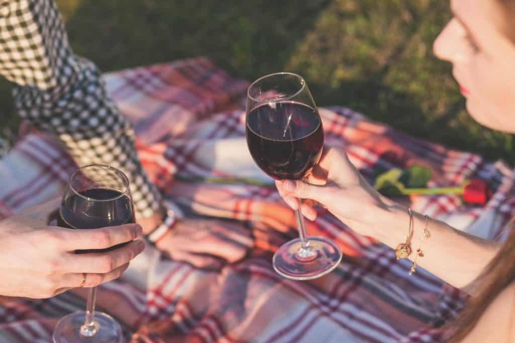 Valentine's Day dates don't have to be expensive. Get 7 Frugal Valentine's Date date ideas that are super romantic. Romantic dates can be inexpensive if you uses these frugal ideas. Stay on budget and enjoy a Happy Valentines Day with these money saving Valentine's Day date ideas. Some of these are even no spend date ideas. Try having a no spend Valentine's Day #ValentinesDay #ValentinesDayDateIdeas #ValentinesIdeas #frugaldateideas #nospenddateideas #HWS #healthywealthyskinny