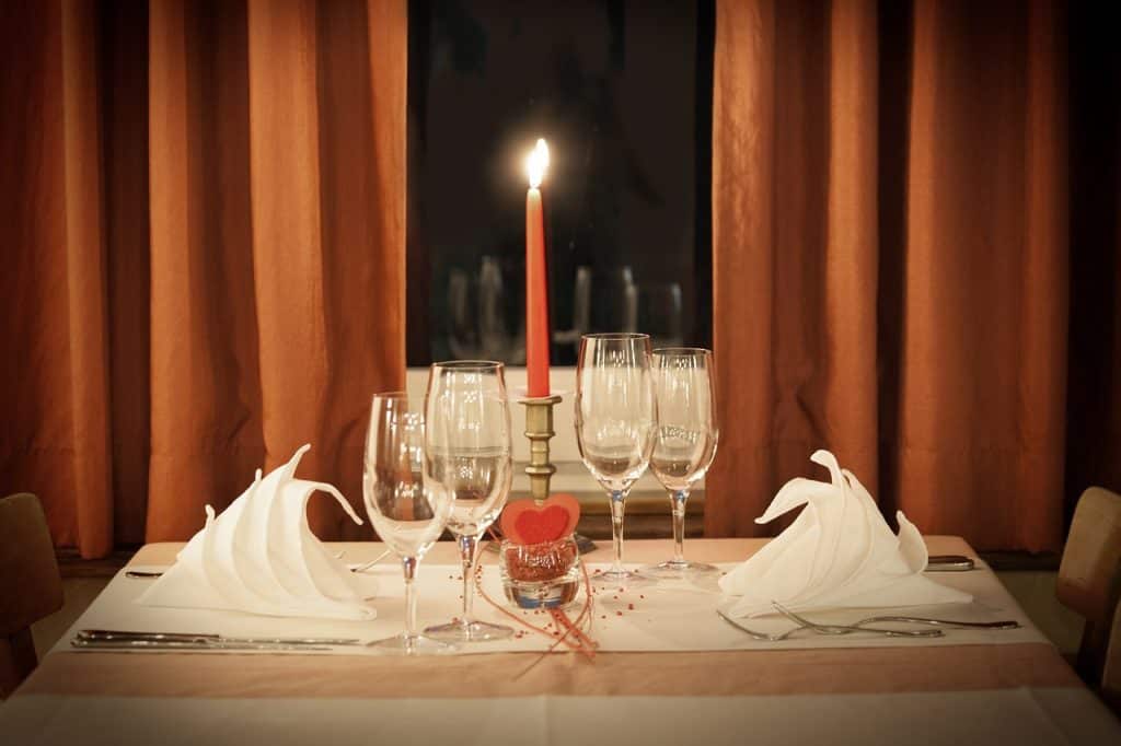 Valentine's Day dates don't have to be expensive. Get 7 Frugal Valentine's Date date ideas that are super romantic. Romantic dates can be inexpensive if you uses these frugal ideas. Stay on budget and enjoy a Happy Valentines Day with these money saving Valentine's Day date ideas. Some of these are even no spend date ideas. Try having a no spend Valentine's Day #ValentinesDay #ValentinesDayDateIdeas #ValentinesIdeas #frugaldateideas #nospenddateideas #HWS #healthywealthyskinny