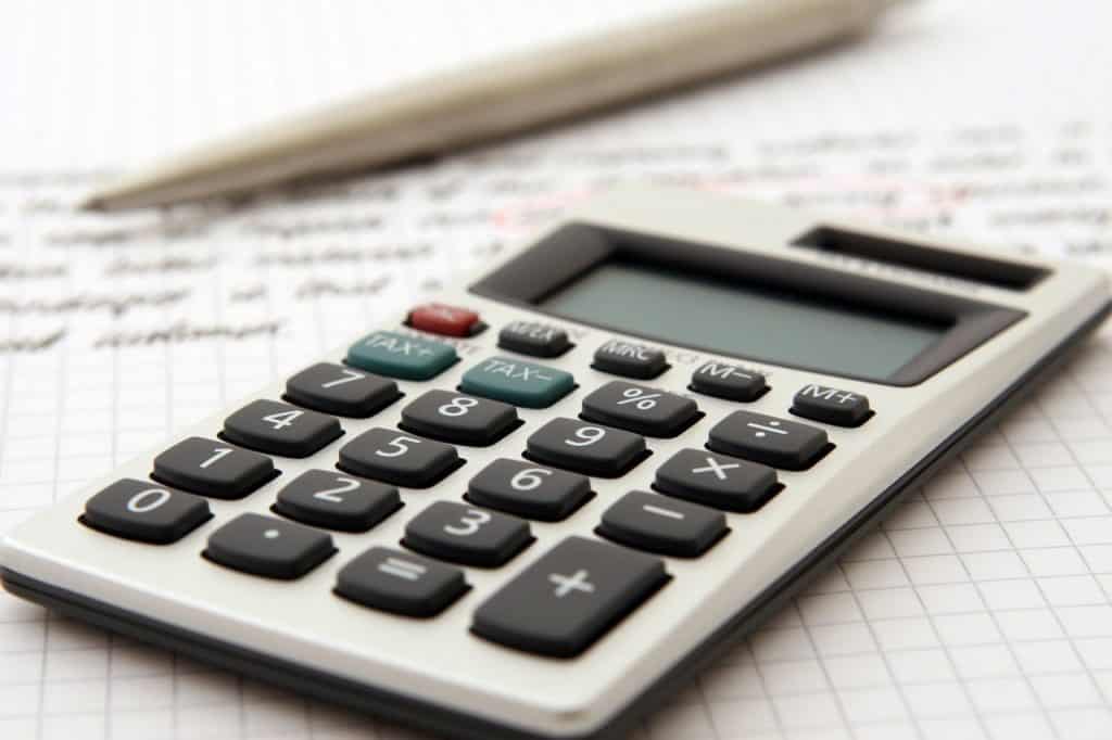 Frugal Tips | Not having the money you need to purchase the things that you need or want can be frustrating and overwhelming. The good news is, you can make changes that can get you out of this bad financial situation. If you are broke and living pay check to pay check or direct deposit to direct deposit there are things you should definitely be doing to change your financial situation. Discover 6 things you should be doing if you're broke. #frugaltips #frugalliving #moneysavingtips #savingmoney #healthywealthyskinny #HWS