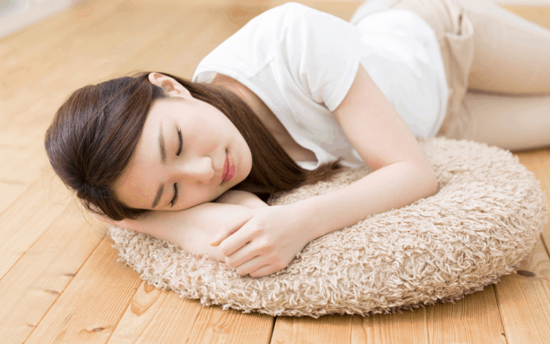 4 Healthy Benefits Of Sleeping On The Floor Healthy Wealthy Skinny